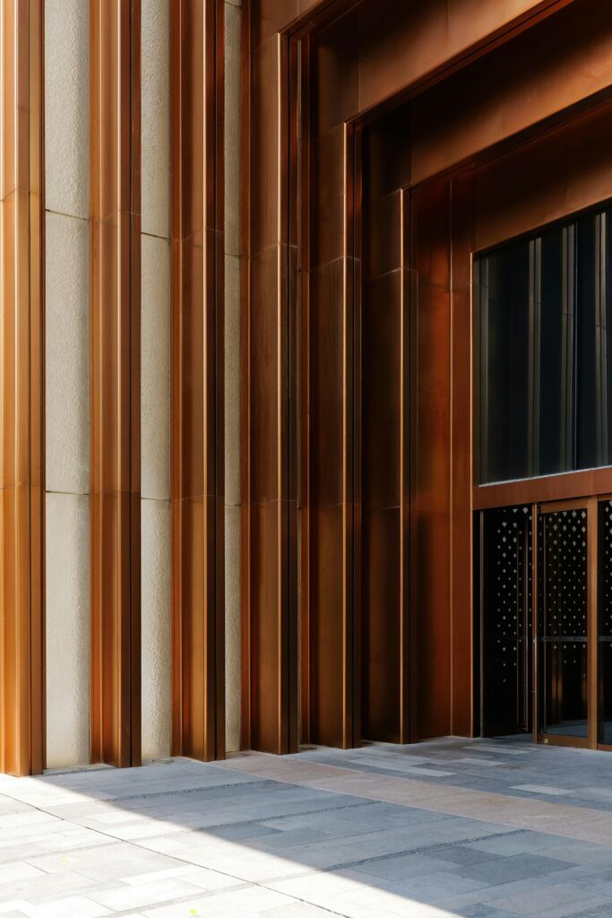 Entrée d'un édifice architectural de couleurs bronze et béton